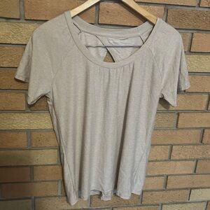 Beyond Yoga Top Lightweight Spacedye Tee Cut Out Back Beige Tan Size S NWOT